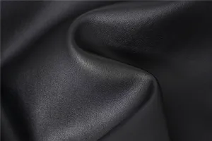 Nahaufnahme des hochwertigen schwarzen Ledermaterials mit weicher Textur und feiner Narbung.