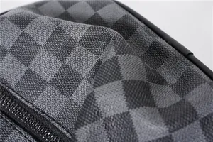 Nahaufnahme Detailansicht der luxuriösen karierten Herren Umhängetasche Reißverschluss.