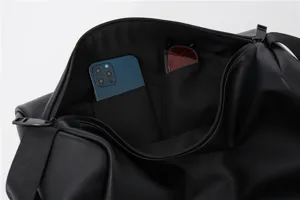 Schwarze Reise-Duffle-Bag aus Leder mit internen Fächern, geräumige Freizeitumhängetasche.