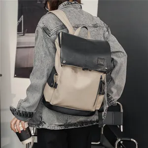Vista dettagliata dello zaino in pelle bicolore da uomo, ideale per viaggi e tempo libero.