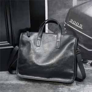 Vista dettagliata di una borsa da lavoro nera, grande cartella in pelle PU con manici resistenti.