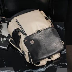 Dettaglio zaino uomo bicolore in pelle elegante con tasca frontale e lavorazione pregiata.