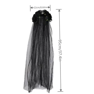 Détail de serre-tête voile gothique noir, accessoire cheveux rose crâne Halloween.