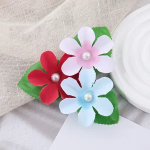 Nahaufnahme Detail der drei Blumen Haarklammer mit Perle und grünen Blättern für Styling.