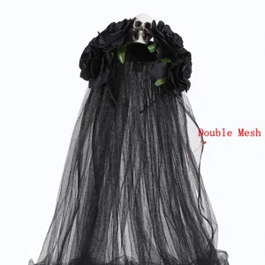 Gros plan du serre-tête tête de mort gothique Halloween roses noires et double résille.