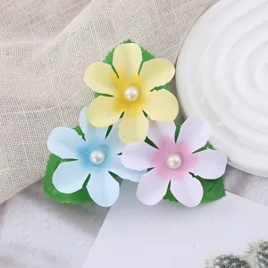 Süße Blumen Haarklammer für Kinder mit drei künstlichen Blüten Perlen und grünen Blättern.
