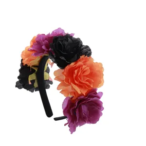 Primer plano detallado de diadema de flores artificiales, detalles de accesorio para el cabello