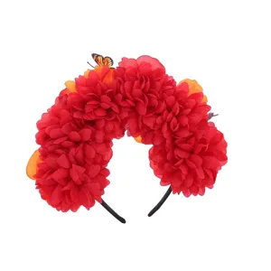 Nahaufnahme von rotem und orangenem Stoffblumen-Haarband mit Schmetterlingsdetails.