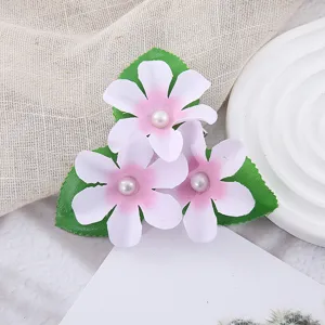 Nahaufnahme Detailansicht von künstlichen Blumen Kinder Haarklammer mit Perlen und Blättern.