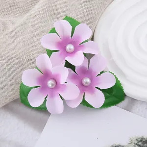 Kinder Kunstblumen Haarspange mit drei rosa Bluten, grunen Blattern und Perlen fur den Boho Stil.