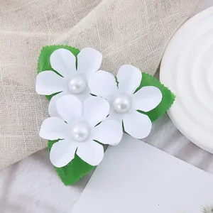 Detailaufnahme einer süßen 3-Blumen-Stoff-Haarnadel mit Perle, ideal für Kinder Hanfu.