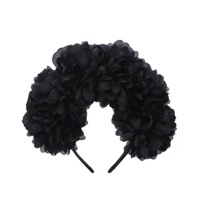 Detailaufnahme des schwarzen Stoffblumen Haarreifs mit feiner Kamelienblüten Textur.