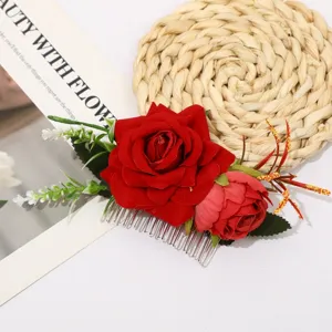 Vue détaillée d'un peigne à cheveux rose en velours rouge avec dents argentées, accessoire.