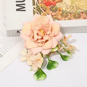Vue detaille de la pince a cheveux fleur de pivoine artificielle boheme accessoire en tissu.