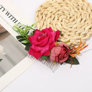 Gros plan détaillé du peigne à cheveux rose en tissu rouge, montrant la texture délicate.