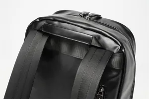 Zaino uomo in pelle nera vista dettagliata, elegante borsa da viaggio per laptop casual style.