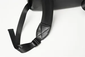 Vista dettagliata della tracolla regolabile dello zaino da uomo con fettuccia in nylon resistente.