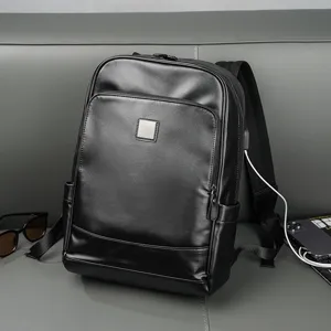 Zaino da lavoro nero in pelle da uomo con porta di ricarica USB e ampi scomparti interni spaziosi.