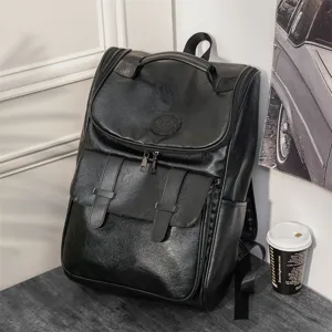 Vista dettagliata dello zaino casual in pelle PU nera, grande capacità per viaggio uomo.