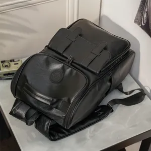 Dettaglio zaino vintage nero in ecopelle, grande capacità borsa casual per uomo.
