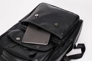 Vista dettagliata dello zaino casual vintage in pelle PU nera con tasca frontale