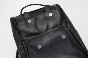 Vista dettagliata dello zaino in pelle nera rétro con bottoni magnetici per uso quotidiano.