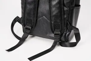 Zaino casual in ecopelle PU vintage nero scatto di dettaglio con spallacci regolabili