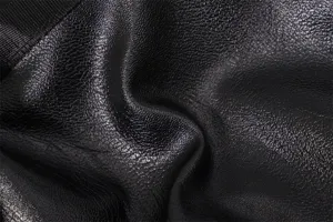 Primo piano dettagliato della texture in pelle nera di qualità, morbida e resistente.