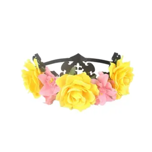 Détail du serre-tête floral gothique en roses jaunes et fleurs roses sur monture sombre.