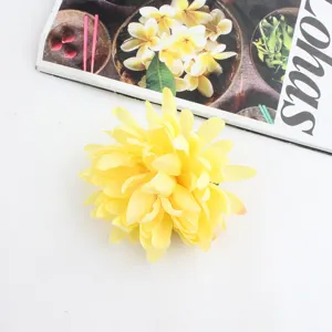 Pince à cheveux avec fleur artificielle jaune marguerite coiffe vue détaillée femme