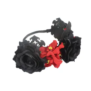 Gros plan sur les détails du bandeau floral noir et rouge de style gothique sombre.
