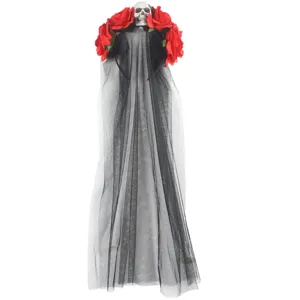 Serre-tête Halloween crâne rose avec voile tulle noir pour détails de costume de fête.