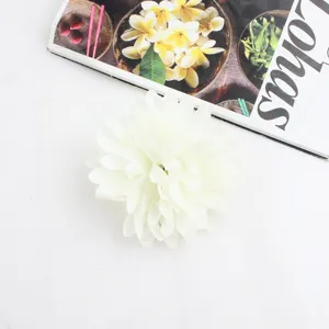 Détail de la pince à cheveux chrysanthème blanc, épingle florale 9cm pour jolies femmes.