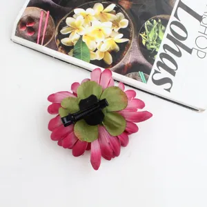 Vue détaillée de l'arrière de la pince à cheveux marguerite en tissu rose avec clip solide.