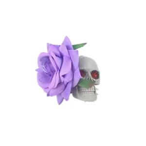Pince à cheveux rose en velours et tête de mort, accessoire gothique pour fête et bal masqué.