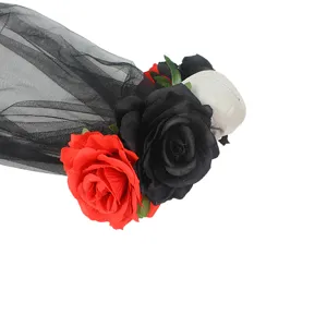 Vue détail gros plan du serre-tête voile de roses noires et rouges Halloween avec crâne.