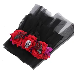 Halloween gothisch haaraccessoire detail, zwart netwerk, rode rozen en doodskop.