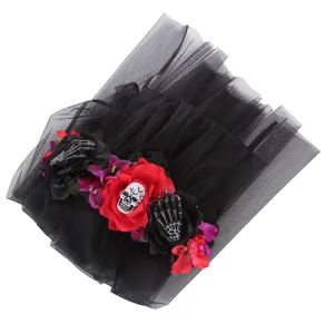 Close-up van Halloween schedel haarband met zwart netwerk, rode rozen en heksen haaraccessoire.