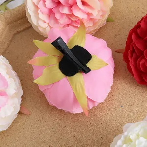 Nahaufnahme der Rückseite mit Clip-Struktur des Stoffblumen-Haaraccessoires im Detail.