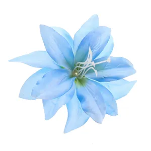 Nahaufnahme der blauen Stoff-Lilienblüte im Detail, weiche Textur und zarte weiße Staubgefäße.