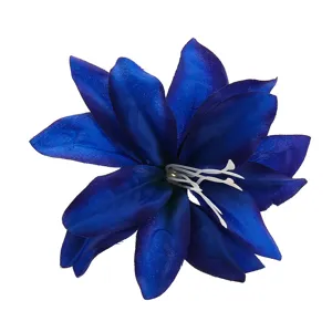Nahaufnahme einer blauen Stofflilie in 3D, ideal für DIY-Haarspangen und Bastelarbeiten.