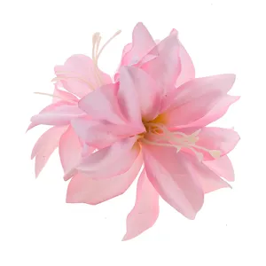 Gedetailleerde close-up van de roze dubbele lelie stoffen haarspeld met delicate bloemblaadjes.