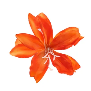 Oranger Stoff Lilienblumen Haarclip Accessoire, 3D Blumen Design für Urlaubsstil.