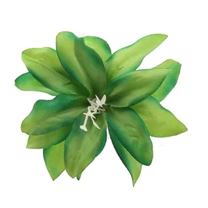 Detailansicht der 3D Stoff Lilie Haarklammer mit grünen Farbverlauf Blütenblättern und Staubgefäß.