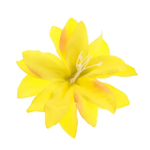 Nahaufnahme eines gelben Stoff-Lilienblütenkopfes als dekoratives Haar- oder Bastelzubehör.