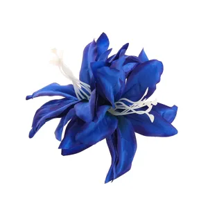 Gedetailleerde close-up van de blauwe kunstlelie haarspeld met prachtige stoffen bloemblaadjes.