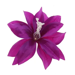 Elegante Stoff Lilie Blumen Haarspange Accessoire, lebendiges lila Design für schöne Looks.