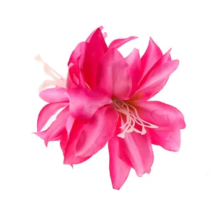 Gedetailleerde close-up van felroze stoffen leliebloem haarspeld voor vakantie stijlen.