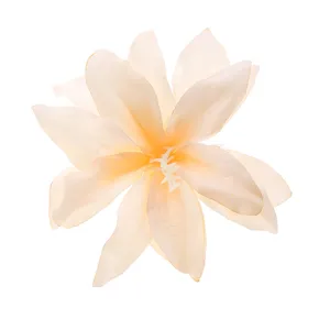 Feine Stoffblume Detailaufnahme, hochwertiges Seidenmaterial, elegantes Blumendesign für Dekoration.