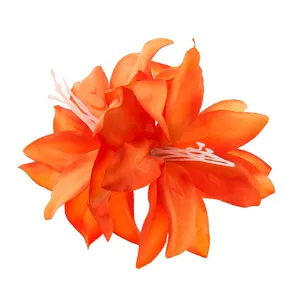 Oranje kunstmatige dubbele lelie haarklem detail, perfect voor vakantiefoto's en styling.